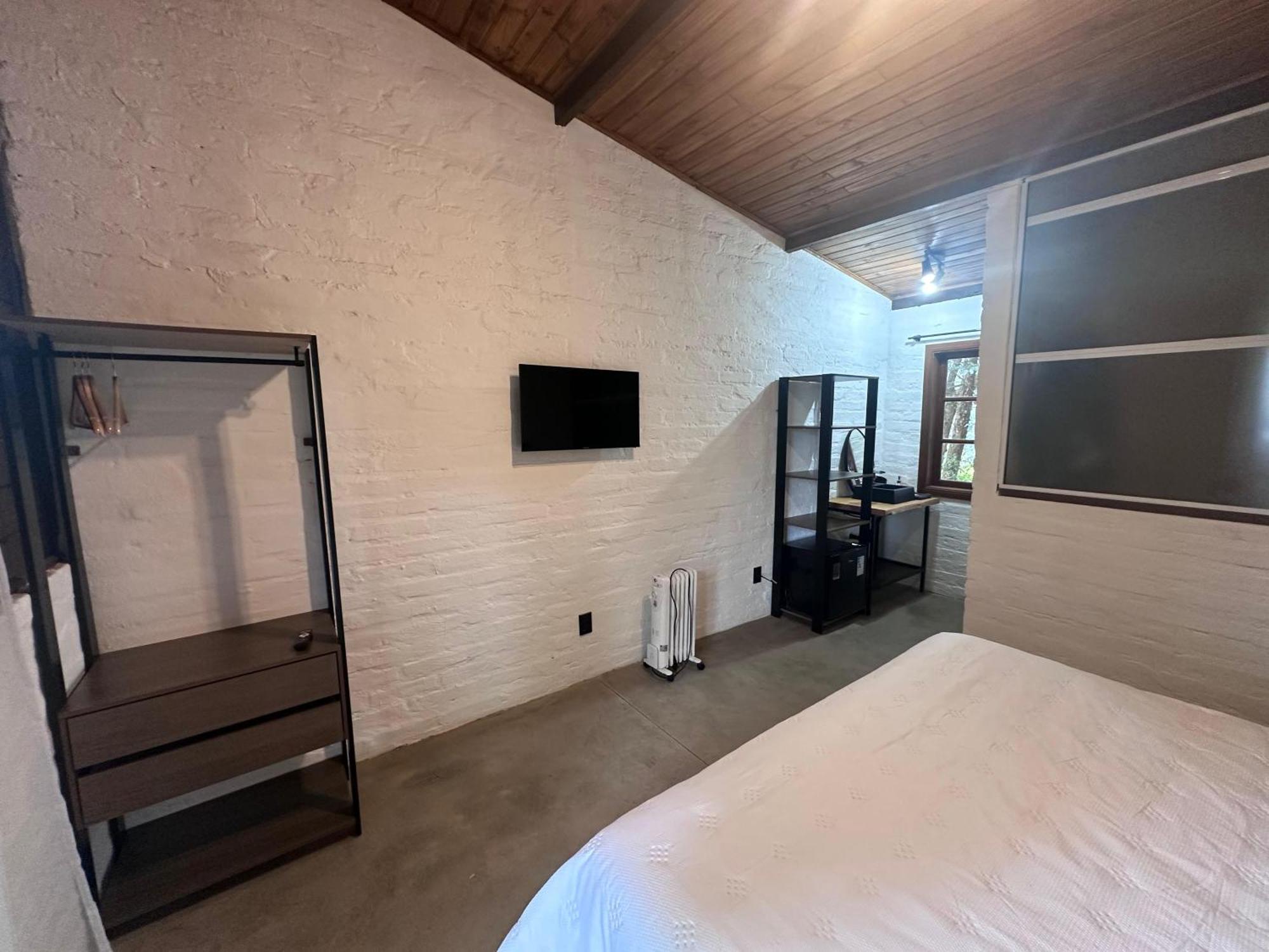 Lodge Black